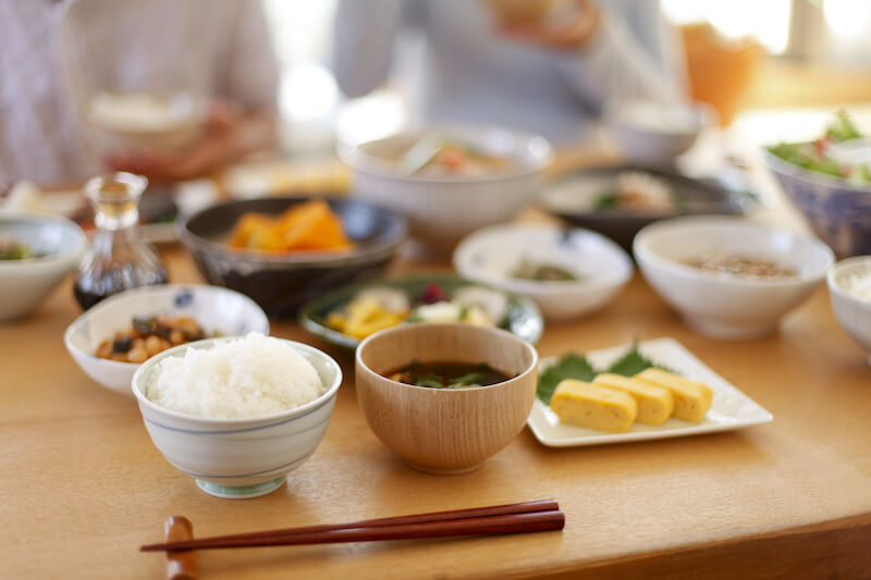 ナッシュの冷凍弁当で食事